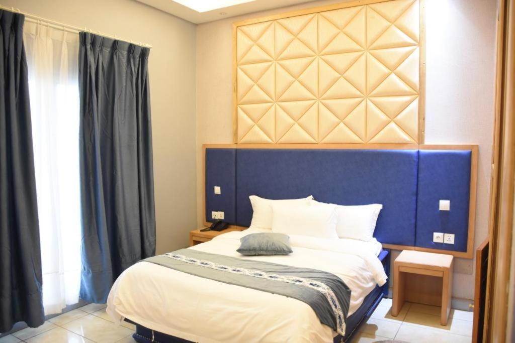 Hotel Royal Palace Douala Exterior photo