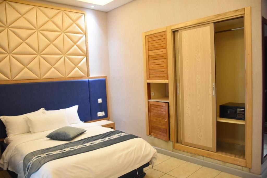 Hotel Royal Palace Douala Exterior photo